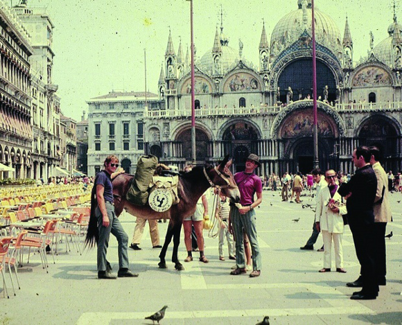 Primi anni ’70: Dave Kunst, il primo uomo a fare il giro del mondo a piedi, in Piazza San Marco a Venezia (libro di prossima pubblicazione per Edizioni dei Cammini)