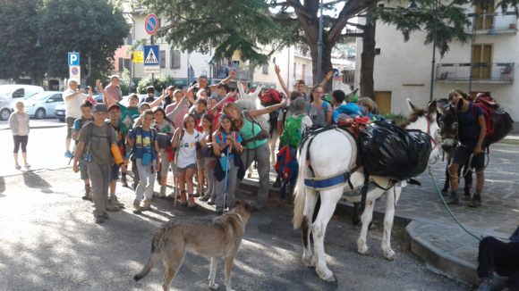 Gruppo della Compagnia dei Bambini all'arrivo a Cervarezza insieme a Massimo e Eugenia e gli asinelli