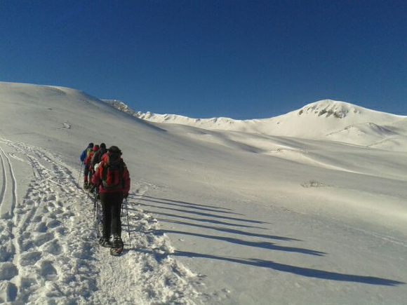 il gruppo Capodanno da orsi e da lupi mentre sta salendo al Rifugio Sebastiani in Abruzzo