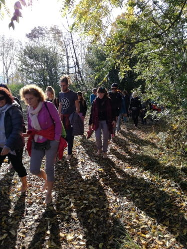 Feltre, camminata a piedi scalzi