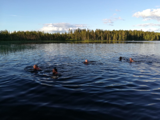 Finlandia, bagno in un laghetto
