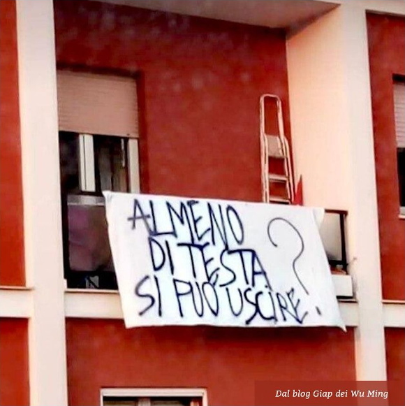 Striscione sul balcone "Almeno di testa si può uscire?"