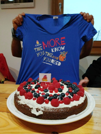 torta e maglietta Compagnia dei Cammini. The more you know, the less you need