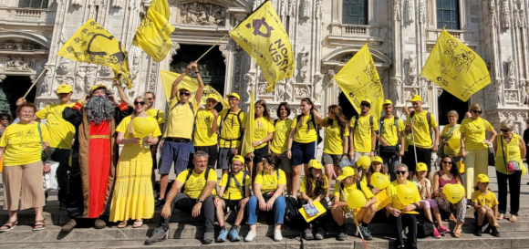Arrivo del cammino inclusivo per adolescenti Anche a Leo Piace Giallo, davanti al Duomo di Milano