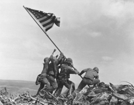 Raising the Flag on Iwo Jima. Foto di Joe Rosenthal